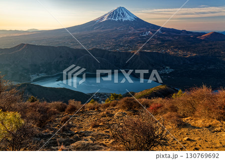御坂山地・雪頭ヶ岳から見る朝焼けの富士山と西湖 130769692