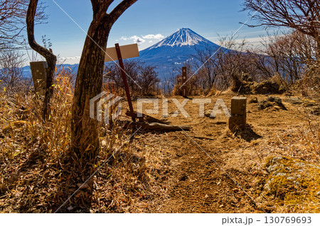 冬の御坂山地・王岳から見る富士山 冬の御坂山地・王岳から見る富士山 130769693
