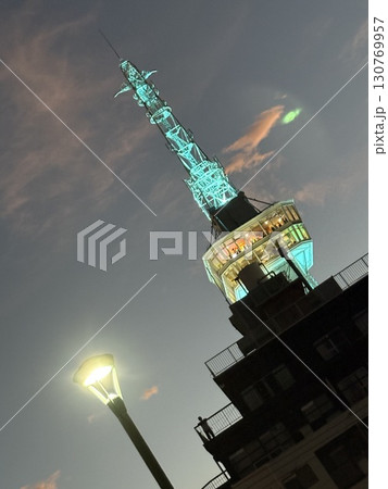 タワーと夜景 130769957