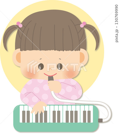 鍵盤ハーモニカを演奏する女の子 130769990