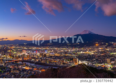 【静岡県】沼津市の街並みと富士山・夕景 130770442