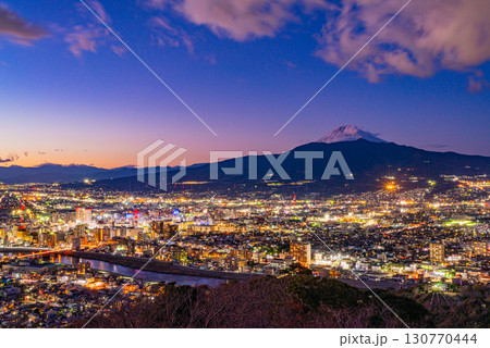 【静岡県】沼津市の街並みと富士山・夕景 130770444