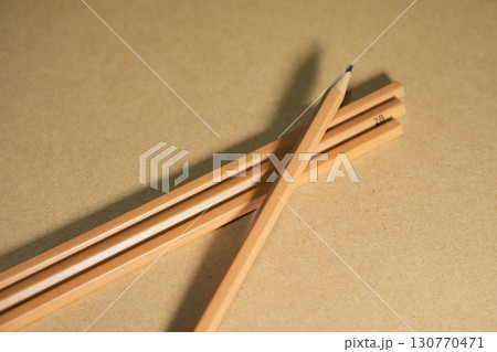 机の上の鉛筆 130770471