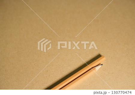 机の上の鉛筆 130770474