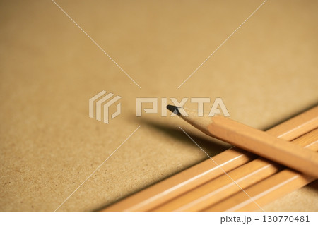 机の上の鉛筆 130770481