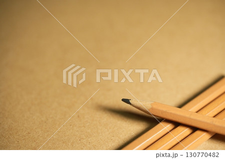 机の上の鉛筆 130770482