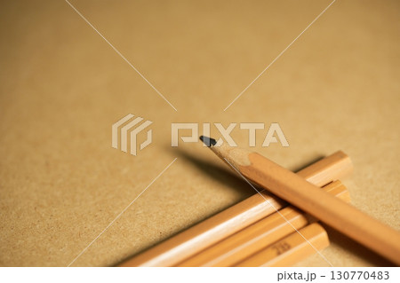 机の上の鉛筆 130770483