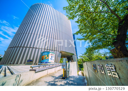 日本の東京都市景観あの悲劇を忘れてはならない…九段下駅前の昭和館などを望む…＝8月21日 130770529