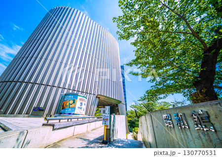 日本の東京都市景観あの悲劇を忘れてはならない…九段下駅前の昭和館などを望む…＝8月21日 130770531