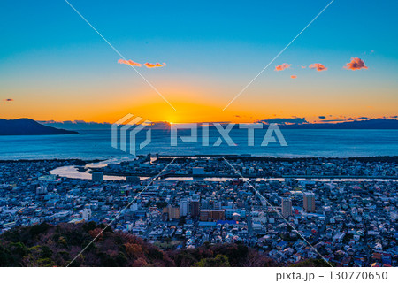 【静岡県】沼津市の街並みと駿河湾の夕陽 130770650