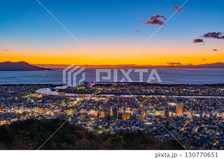 【静岡県】沼津市の街並みと駿河湾の夕陽 130770651