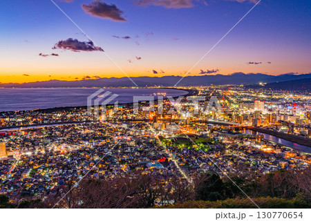 【静岡県】沼津市の街並みと駿河湾の夕陽 【静岡県】沼津市の街並みと駿河湾の夕陽 130770654