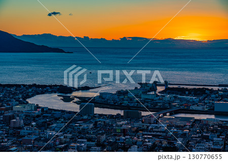 【静岡県】沼津市の街並みと駿河湾の夕陽 130770655
