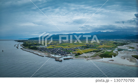 9月中旬雨が降り出す前の黒部川河口上空から見た周囲の様子 9月中旬雨が降り出す前の黒部川河口上空から見た周囲の様子 130770700