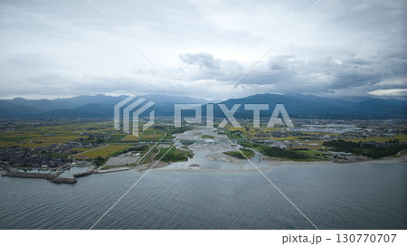 9月中旬雨が降り出す前の黒部川河口上空から見た周囲の様子 9月中旬雨が降り出す前の黒部川河口上空から見た周囲の様子 130770707