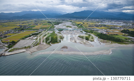 9月中旬雨が降り出す前の黒部川河口上空から見た周囲の様子 130770711
