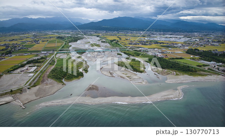 9月中旬雨が降り出す前の黒部川河口上空から見た周囲の様子 130770713