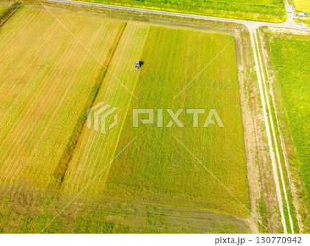 初秋の北海道江差町で牧草刈りの風景を空撮 130770942