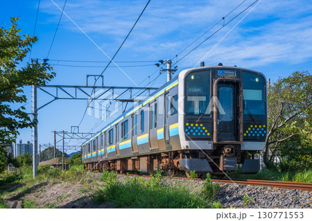 内房線　安房勝山から上総一ノ宮へ向かうE131系電車 130771553