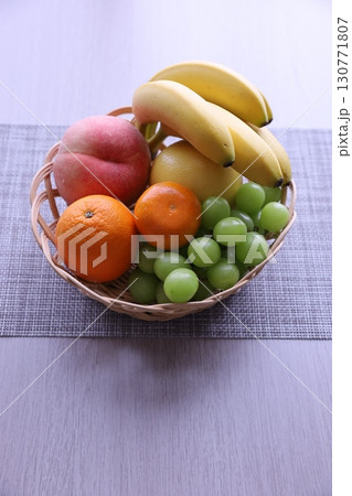 かごに入った果物 かごに入った果物 130771807