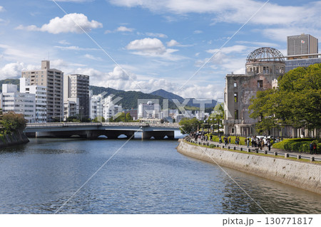元安橋から見た原爆ドーム 130771817