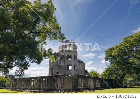 青空を背景に原爆ドーム 130771818