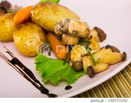 Grilled mushrooms with vegetables 130772202