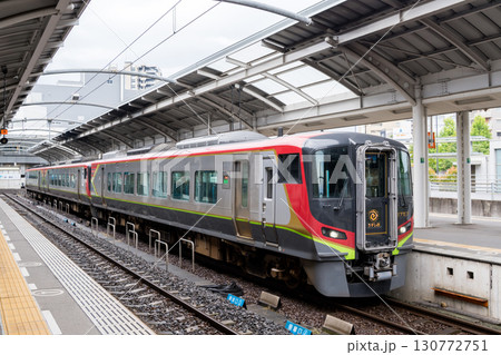 【高徳線】高松駅で待機する特急うずしお5号 130772751