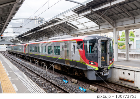 【高徳線】高松駅で待機する特急うずしお5号 【高徳線】高松駅で待機する特急うずしお5号 130772753