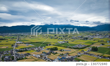 雨が降る直前の富山県入善町沿岸の洋上風力発電風車など 130772840