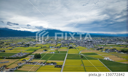 雨が降る直前の富山県入善町沿岸の洋上風力発電風車など 雨が降る直前の富山県入善町沿岸の洋上風力発電風車など 130772842
