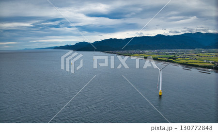 雨が降る直前の富山県入善町沿岸の洋上風力発電風車など 130772848
