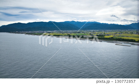 雨が降る直前の富山県入善町沿岸の洋上風力発電風車など 雨が降る直前の富山県入善町沿岸の洋上風力発電風車など 130772857