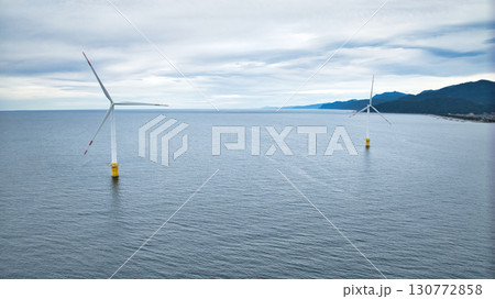 雨が降る直前の富山県入善町沿岸の洋上風力発電風車など 130772858