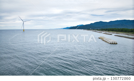 雨が降る直前の富山県入善町沿岸の洋上風力発電風車など 雨が降る直前の富山県入善町沿岸の洋上風力発電風車など 130772860