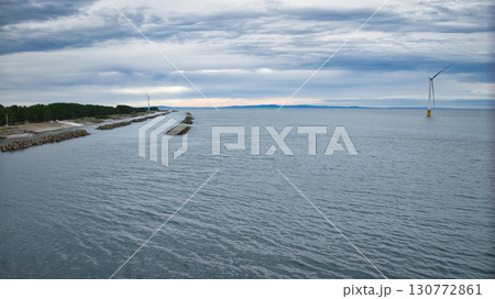 雨が降る直前の富山県入善町沿岸の洋上風力発電風車など 130772861