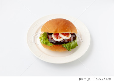 お皿にのせたテリヤキバーガー 白背景 130773486