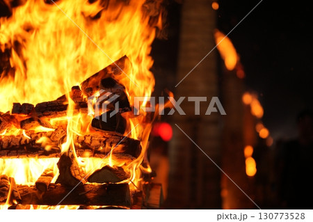 富士山の麓で行われる日本三奇祭吉田の火祭りの伝統行事 130773528