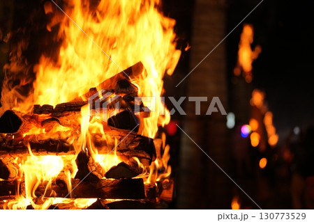 巨大な松明が灯る日本三奇祭吉田の火祭りの幻想的な夜景 130773529