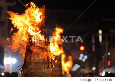 日本三奇祭の吉田の火祭りが描き出す幻想的で神秘的な光 130773530