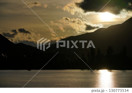 富士河口湖に映える夕景が織りなす美しい日本の風景 富士河口湖に映える夕景が織りなす美しい日本の風景 130773534