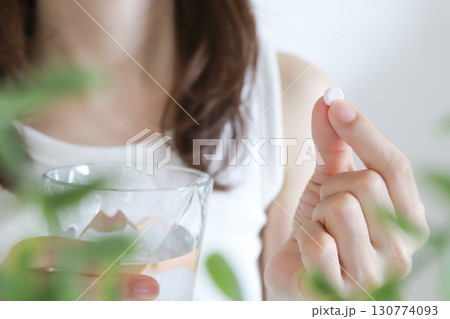 薬を飲む女性 130774093