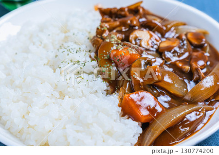 白い皿に盛られたハヤシライス 130774200