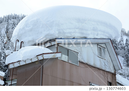 雪の積もった屋根 130774603