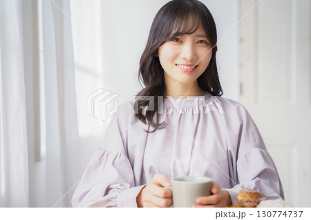 ホットな飲み物を飲む若い女性 130774737