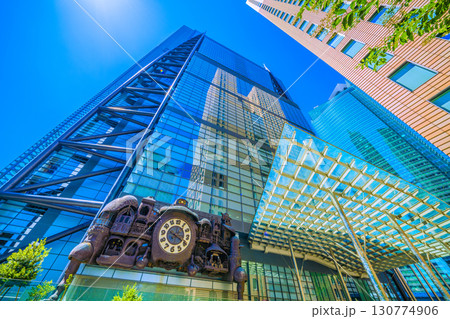 日本の東京都市景観　外国人観光客らに人気の汐留のシンボル・からくり時計「日テレ大時計」などを望む 130774906