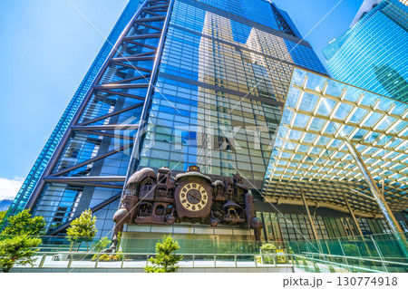 日本の東京都市景観　外国人観光客らに人気の汐留のシンボル・からくり時計「日テレ大時計」などを望む 130774918