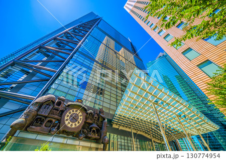日本の東京都市景観 外国人観光客らに人気の汐留のシンボル・からくり時計「日テレ大時計」などを望む 日本の東京都市景観 外国人観光客らに人気の汐留のシンボル・からくり時計「日テレ大時計」などを望む 130774954