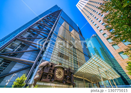 日本の東京都市景観　外国人観光客らに人気の汐留のシンボル・からくり時計「日テレ大時計」などを望む 130775015