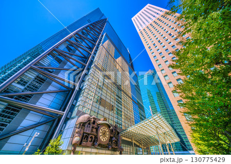 日本の東京都市景観　外国人観光客らに人気の汐留のシンボル・からくり時計「日テレ大時計」などを望む 130775429